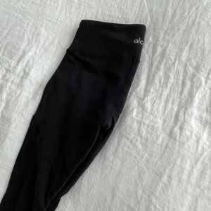 ALO Yoga Mid-Rise Goddess Leggings.